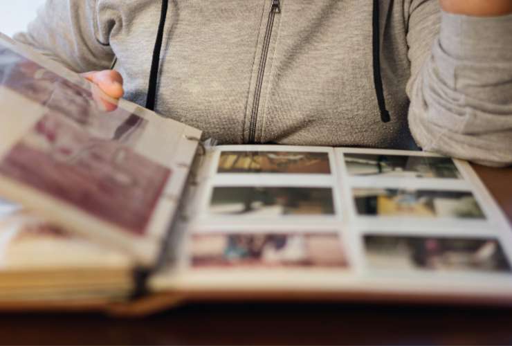 persona intenta a sfogliare l'album fotografico
