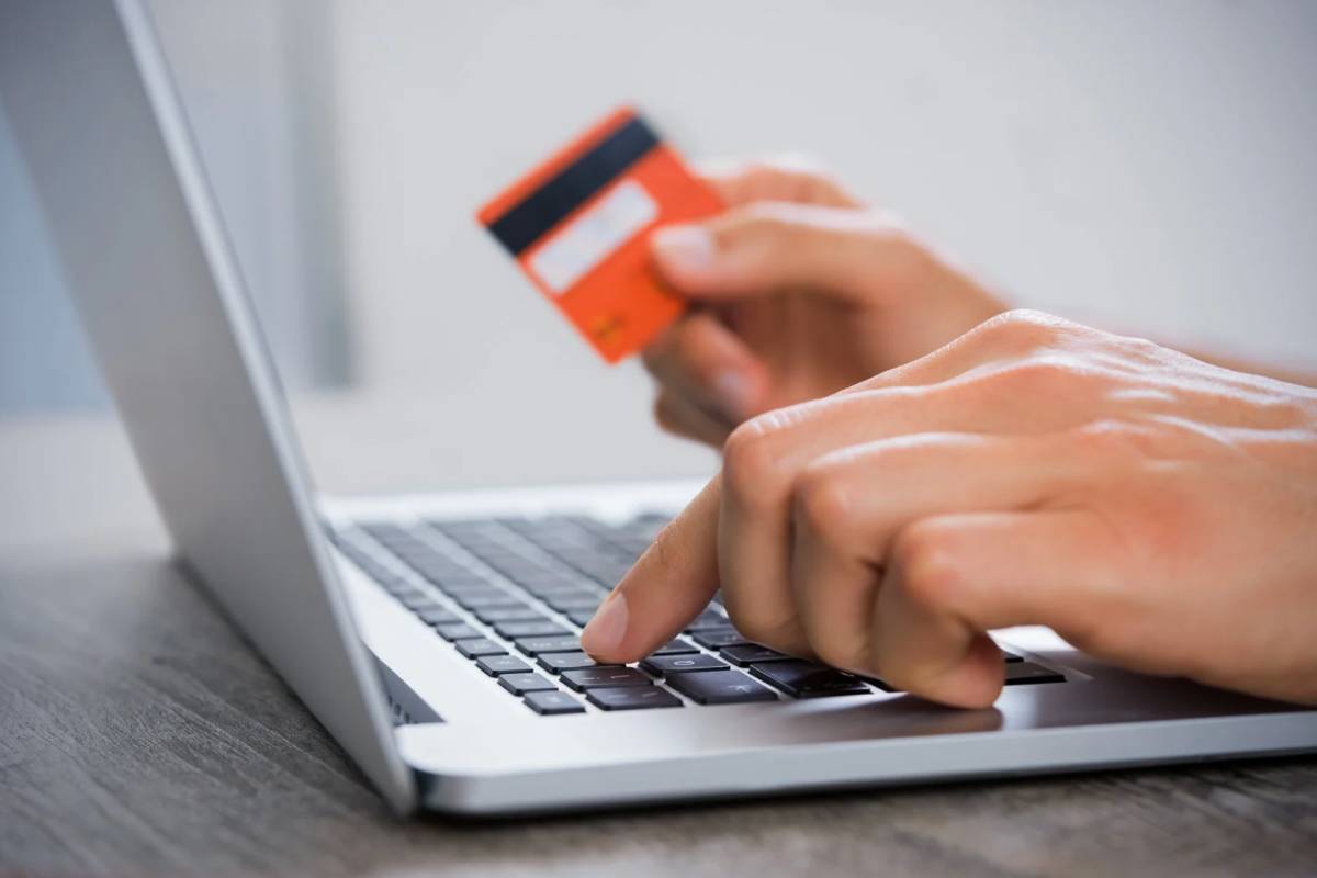 Persona al computer con carta di credito