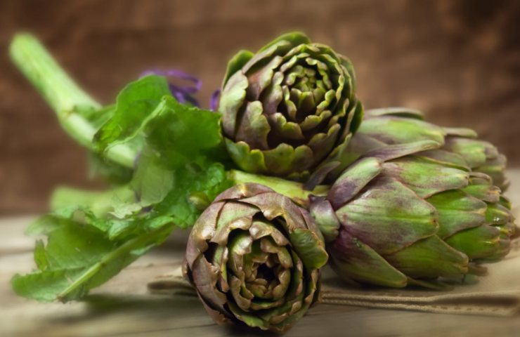 due teste di carciofi sy tavolo