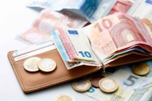 Portafoglio con banconote in euro e monete
