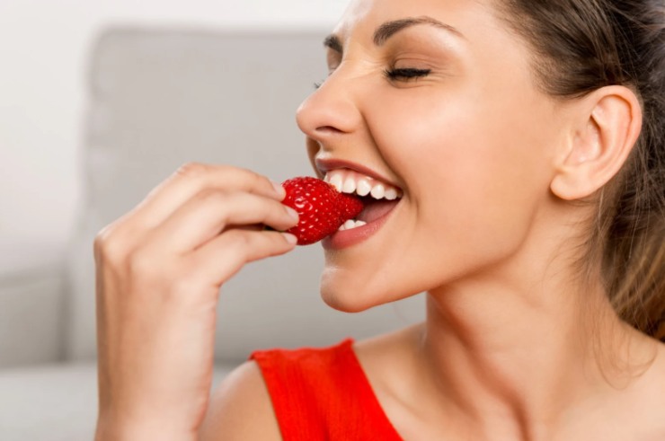 donna che mangia una fragola