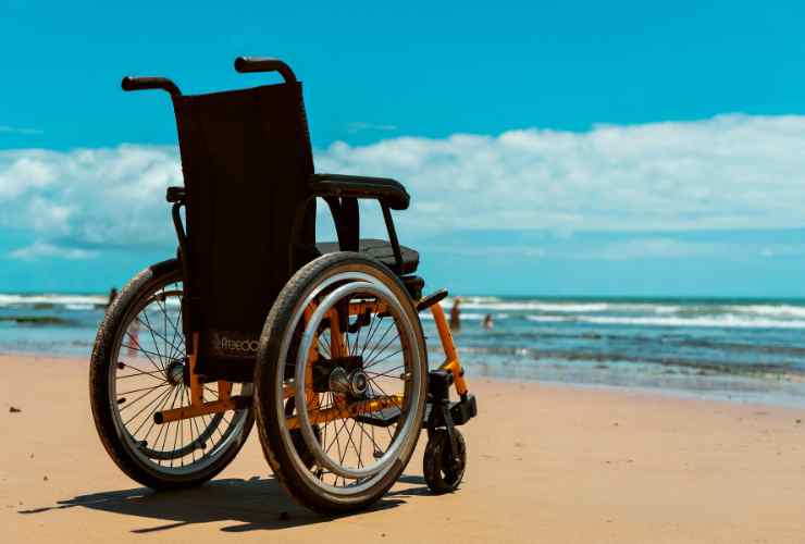 sedia a rotelle in riva al mare
