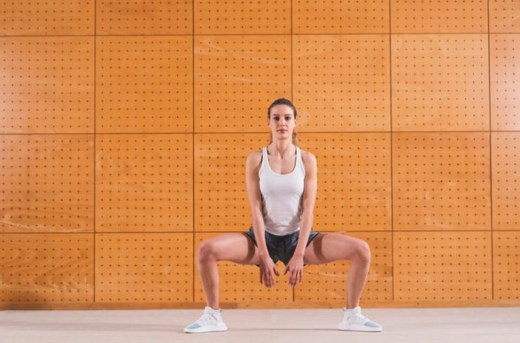 donna che fa sumo squat