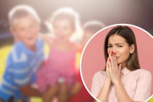 donna emozionata in cornice e bambini sfocati da sfondo