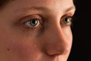 primo piano del volto di una donna che piange