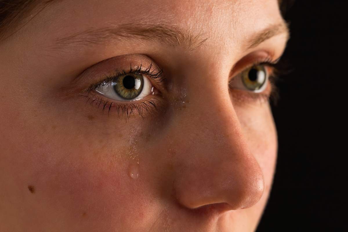 primo piano del volto di una donna che piange