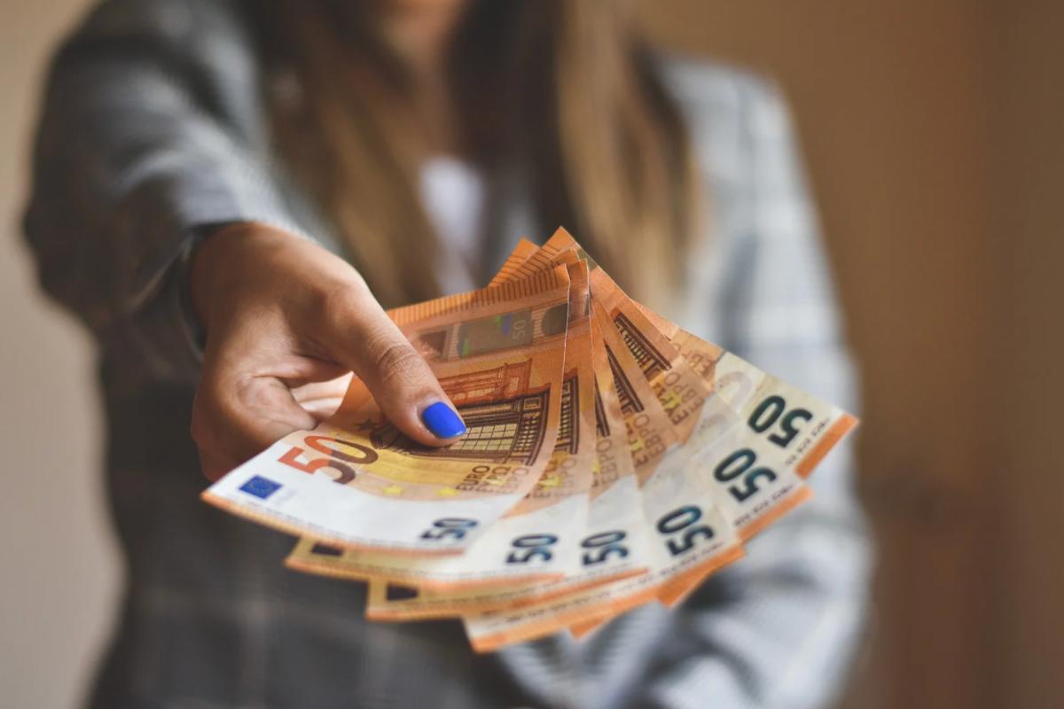 Donna con in mano banconote da 50 euro