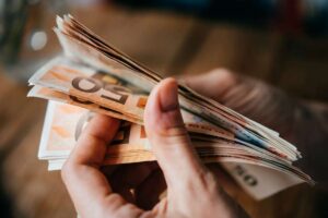 Persona con banconote da 50 euro tra le mani