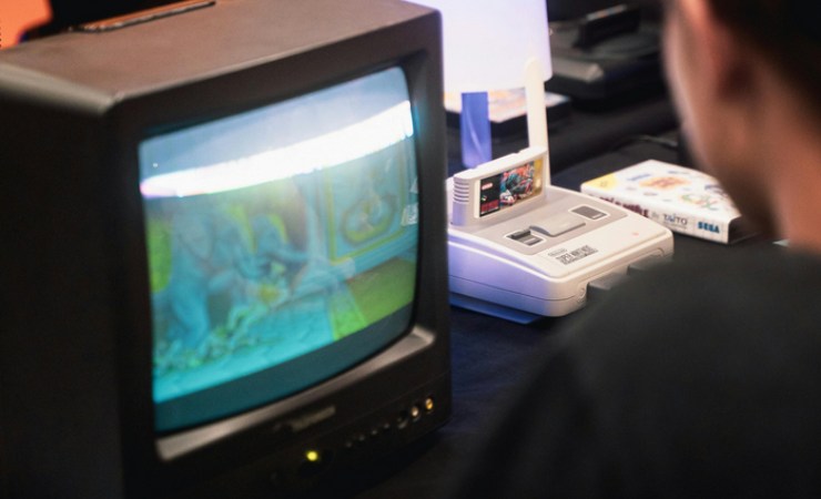 Persona davanti a un gioco per il Super Nintendo