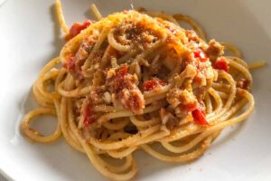 spaghetti pomodoro alici e pangrattato