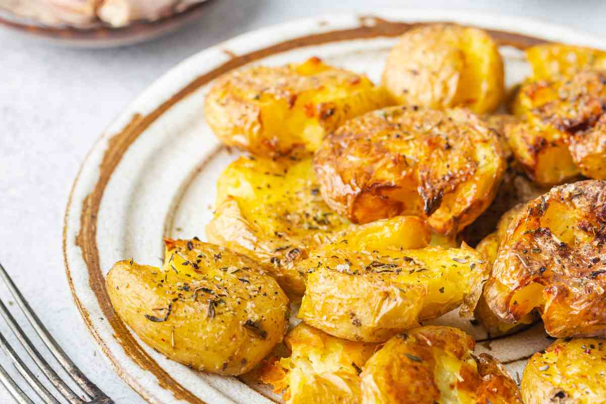patate schiacciate con sale pepe e origano