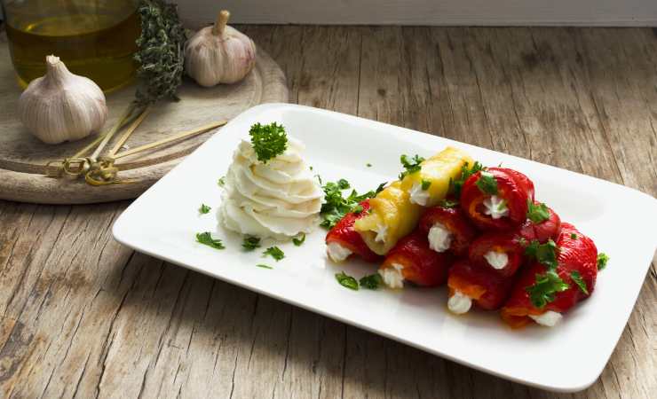 piatto di involtini di peperoni con crema al tonno