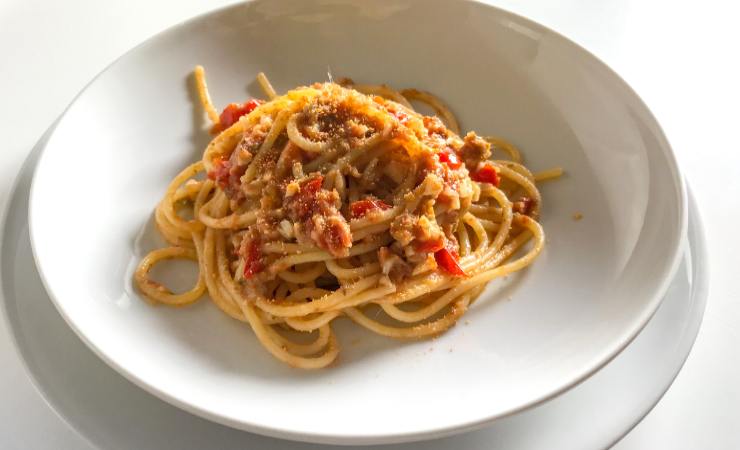 piatto di spaghetti pomodoro alici e pangrattato