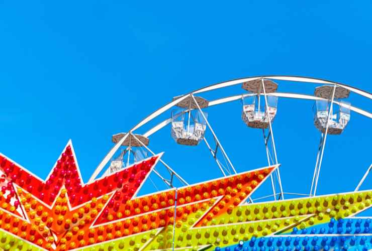 insegna di un'attrazione al parco giochi