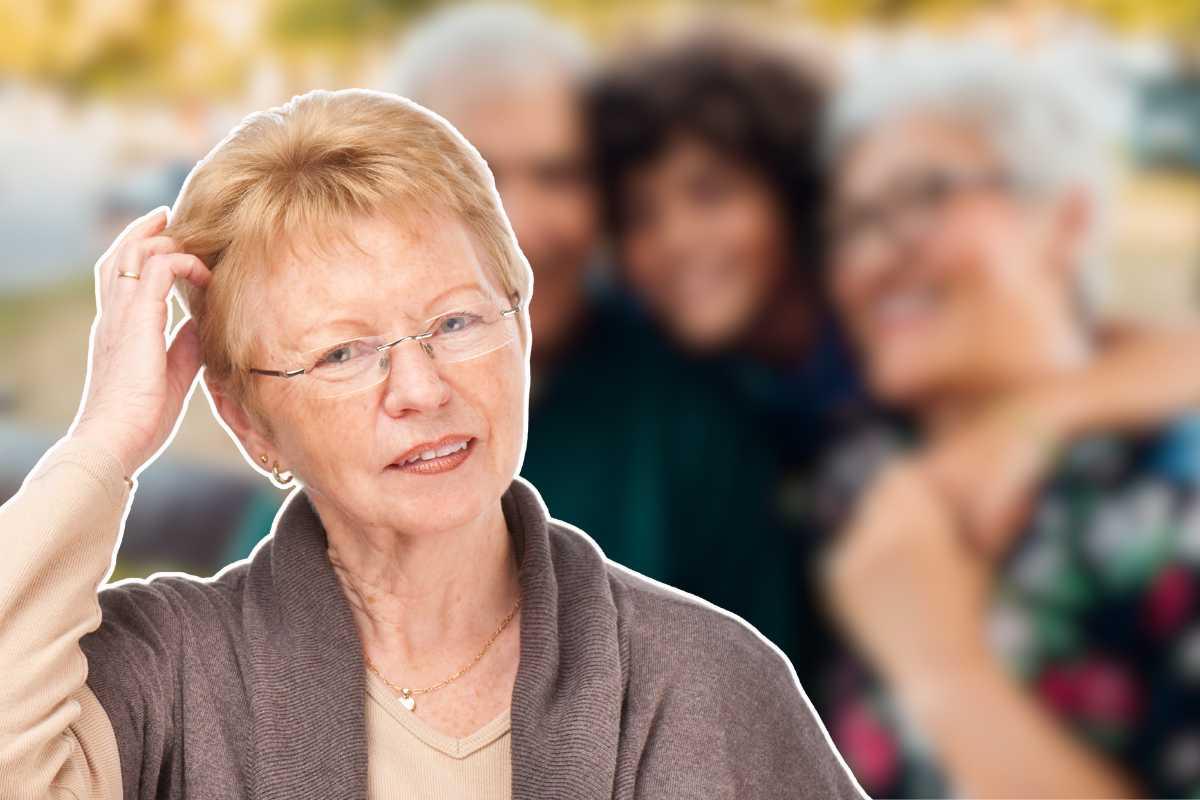donna adulta in primo piano e persone sfocate sullo sfondo