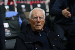 giorgio armani seduto