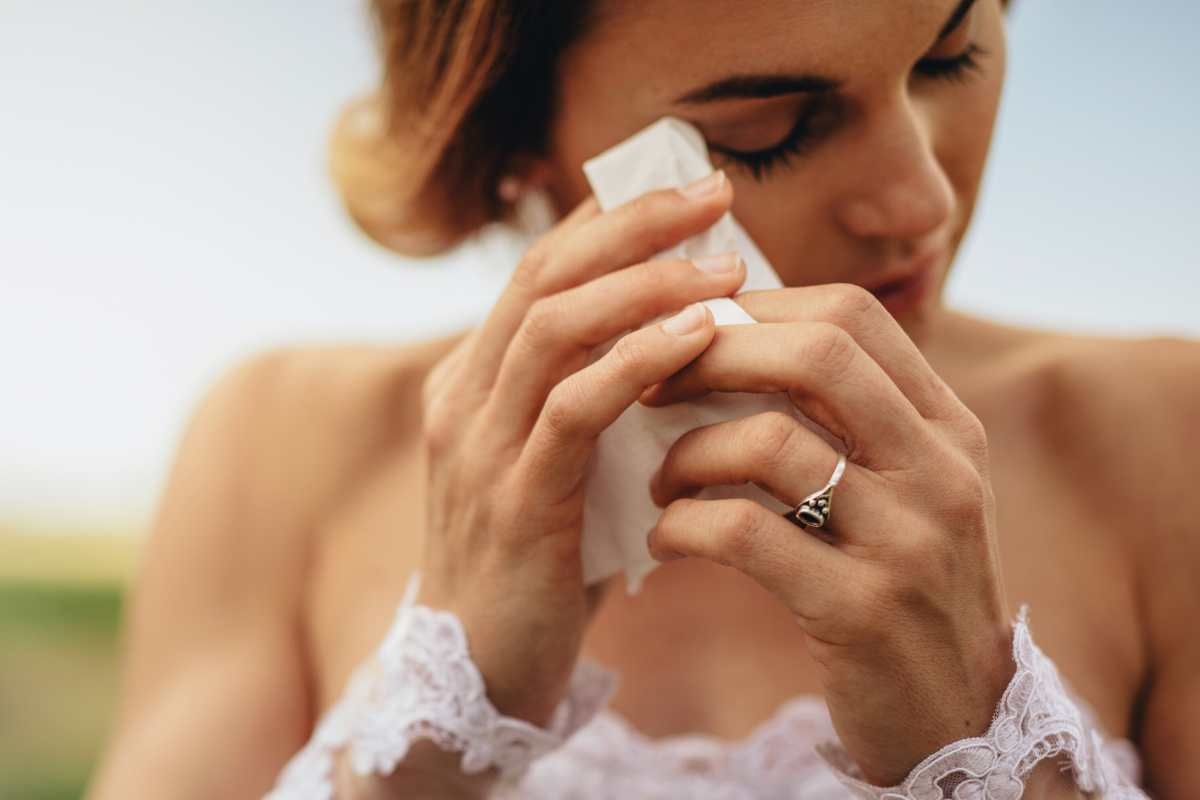 sposa che piange con fazzoletto in mano