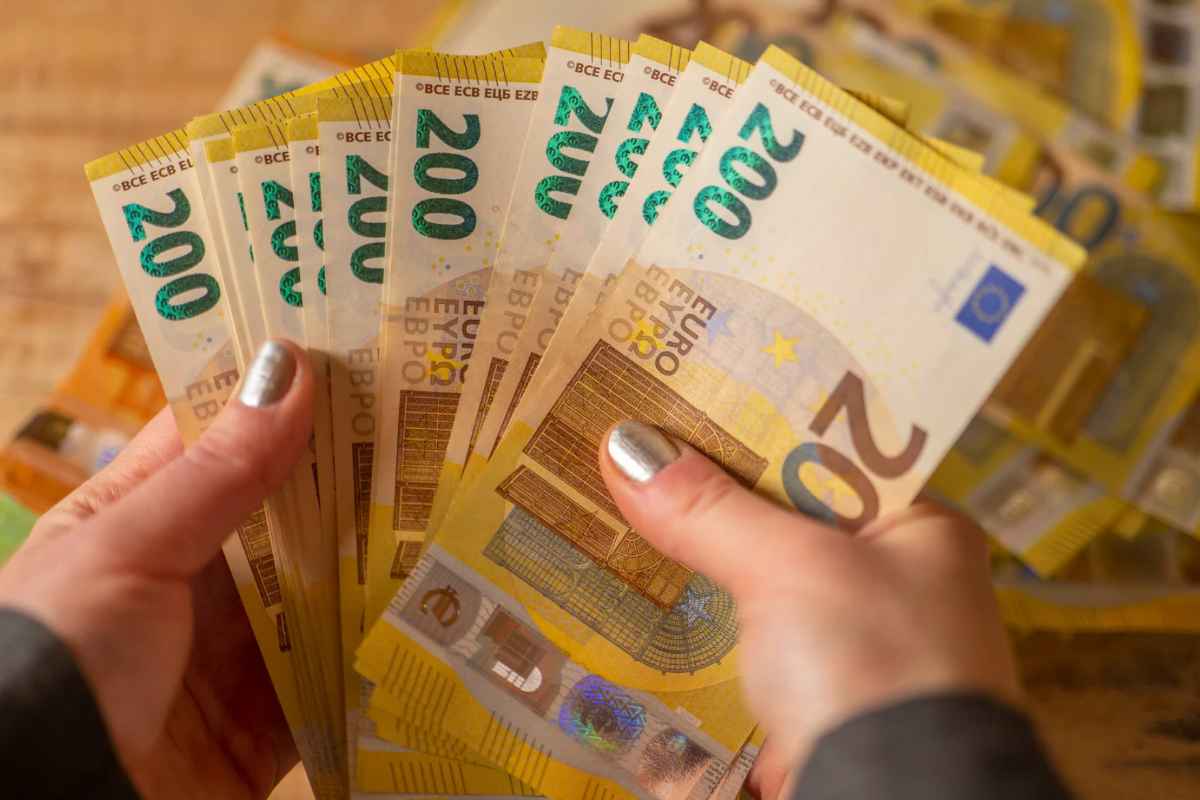 Persona con in mano banconote da 200 euro