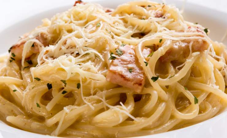 spaghetti alla carbonara con cubetti di pesce