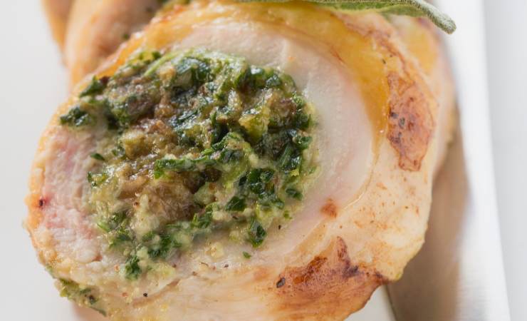 rotolo di tacchino ripieno con salvia e mandorle