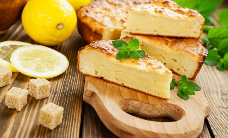 torta ricotta e limone su tagliere