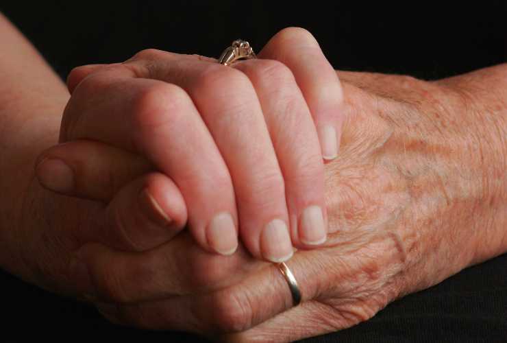 mani di una ragazza giovane e di una persona anziana
