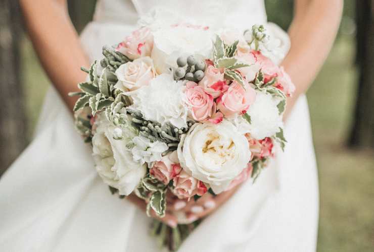 sposa che regge il bouquet